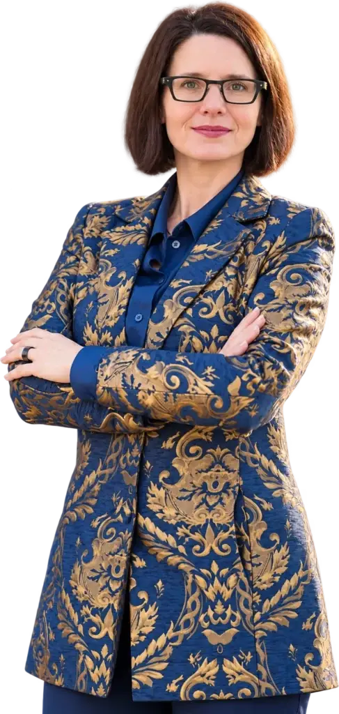 Sonja Lang, Psychologin M. Sc. und Vorstand der ErVer Unternehmensberatung, im blau-goldenen Blazer mit verschr&auml;nkten Armen